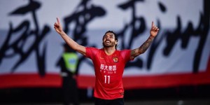 【龙八国际】?不差钱？？为归化高拉特砸1亿签字费+4亿合同=国足0出场！