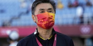 【龙八国际】媒体人：想想两年前大家力捧水指导，狂踩贾指导，现在可笑不？