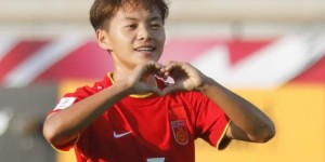 【龙八国际】体坛：王珊珊踢中卫很成功但体能已不足，王霜缺阵让女足少了运气