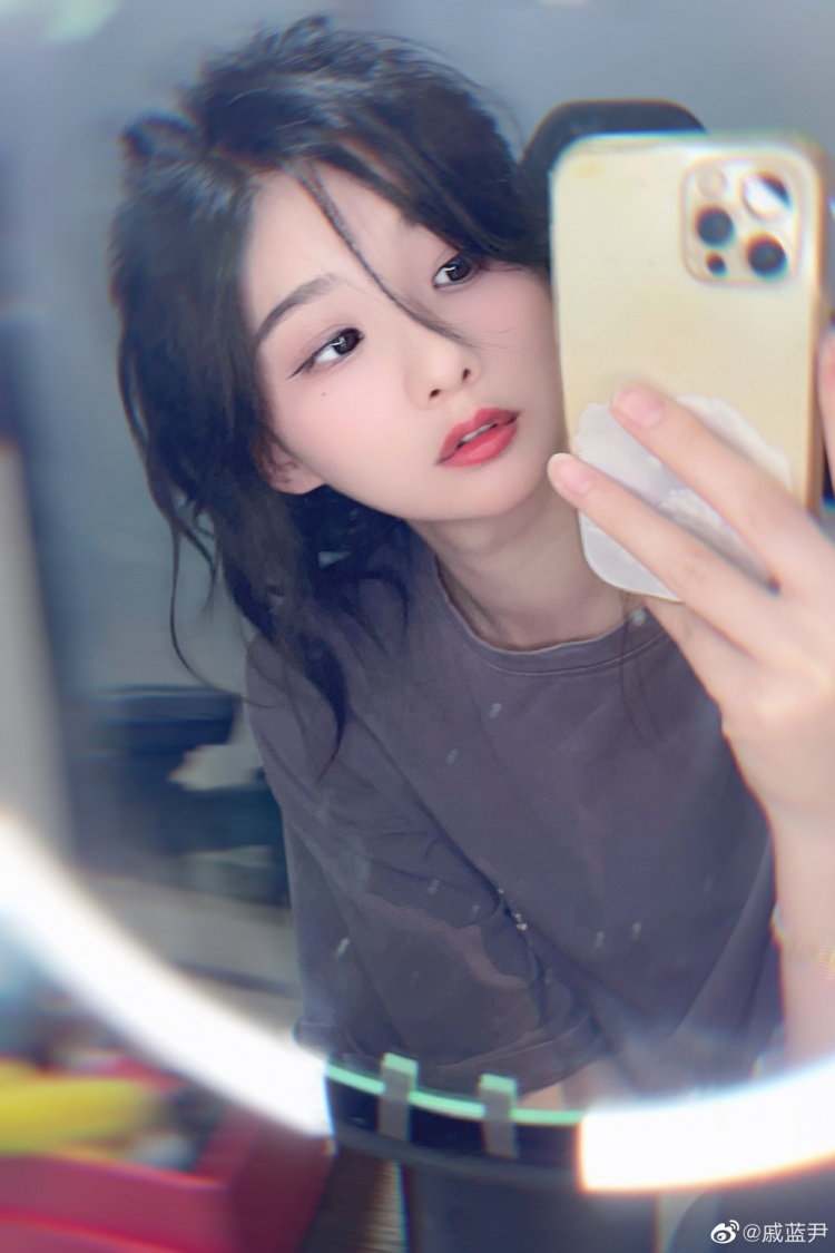 主持戚蓝尹晒照:咱就是说,这几天怎么这么热???