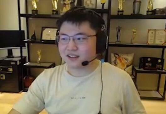 Uzi与主播连麦唱孤勇者 Uzi:你应该不会选错歌词吧?