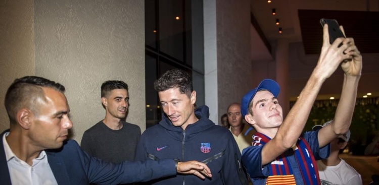 莱万抵达巴萨驻地!!莱万:我很高兴加入巴萨,Forza Barca