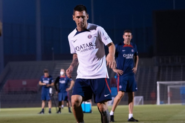 爷青回!巴黎最新训练照,刮掉胡子的梅西回来了?