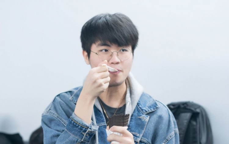 姿态看JDG轻取V5：369打完直接问卡萨 一个赛季练个蔚有那么难