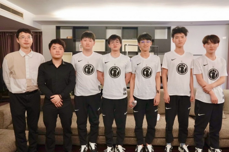 iG赛后群访 教练：今天这三把都打得很好，感觉比之前有进步很多