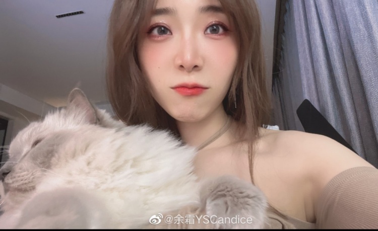 LPL主持余霜:《自愿且开心》