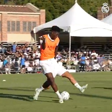 就一个字，秀！琼阿梅尼训练赛脚后跟穿裆破门⚽