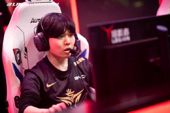Rookie:以前用原皮肤学的Faker 后面好看的皮肤多舍不得不用