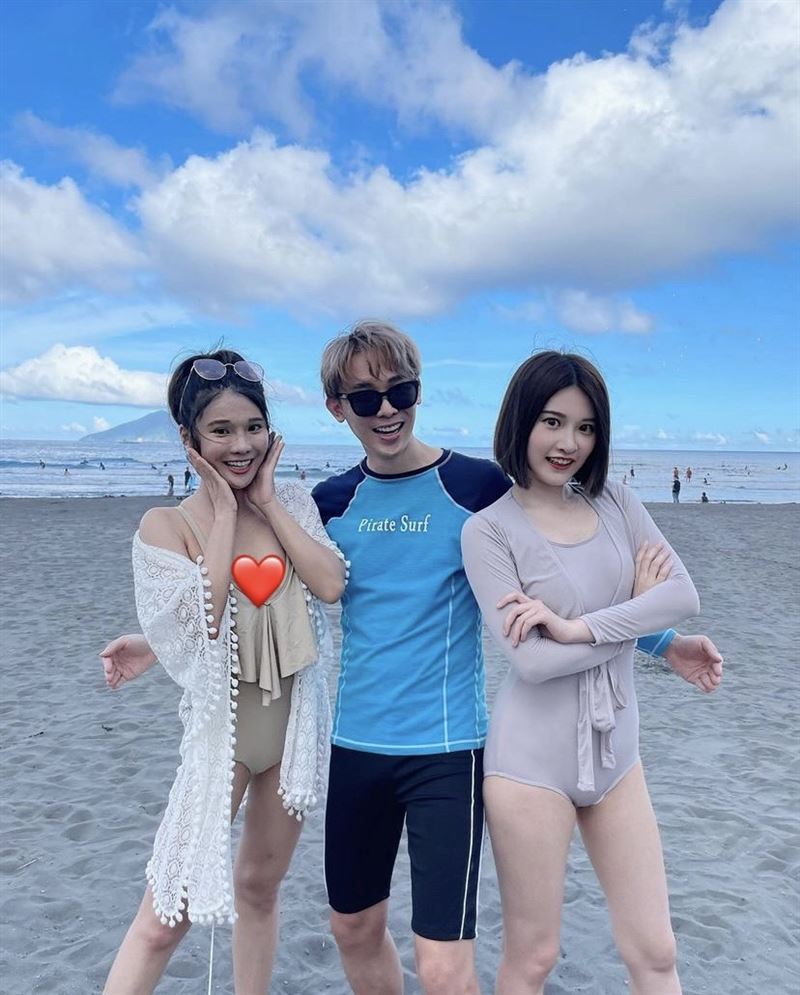 反骨2女神海边辣洩身材!酷炫合照秀「礼貌手」 网全笑翻