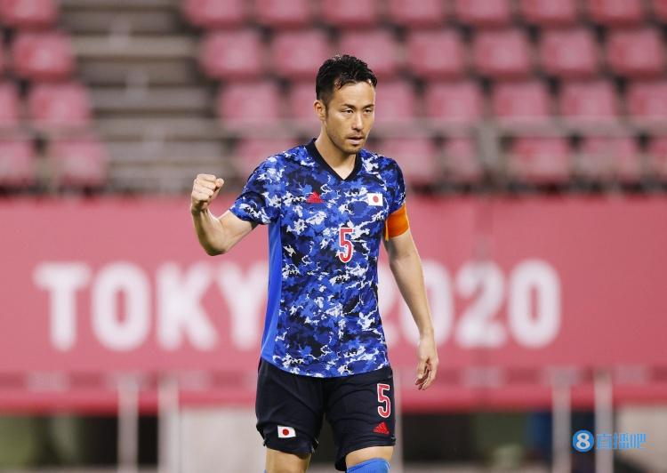 罗马诺:吉田麻也已抵达德国,今天接受沙尔克体检