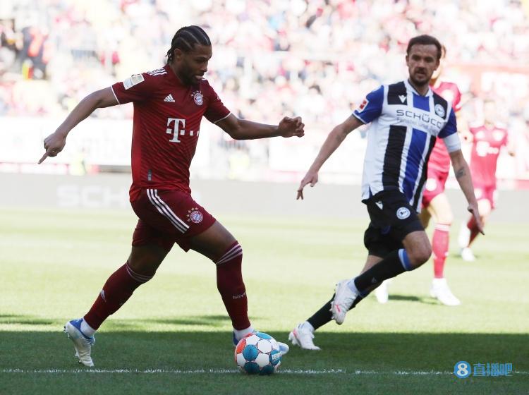 记者：拜仁希望与格纳布里恢复续约谈判，球队对达成一致比较乐观