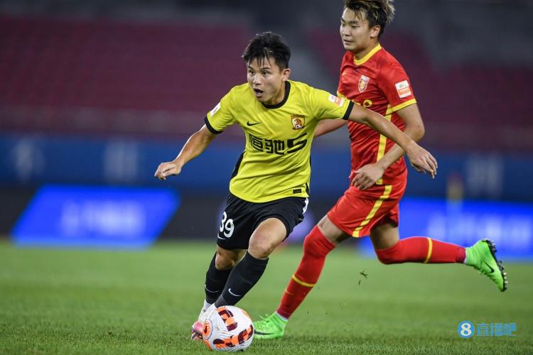 半场-杨立瑜破门张俊哲26分钟两黄变一红 广州1-0河北
