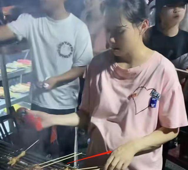 女子怀孕8个月，汗流浃背摆摊卖烧烤，网友：这是嫁给爱情的下场