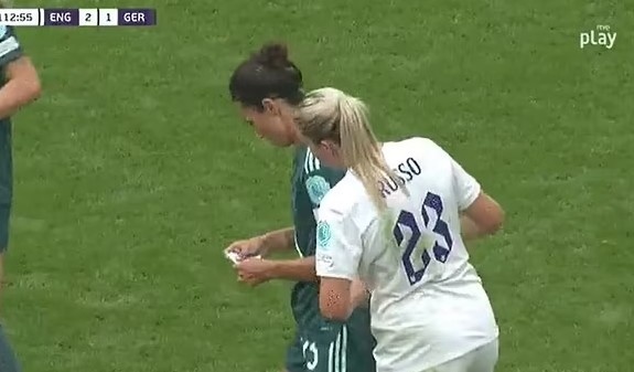 ?德国队在看教练的小纸条,英格兰女足凑过来偷看+甚至想抢走