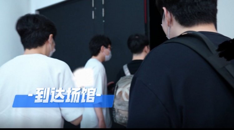 V5 线下赛场馆调试Vlog:Karsa调试完给镜头竖大拇指?