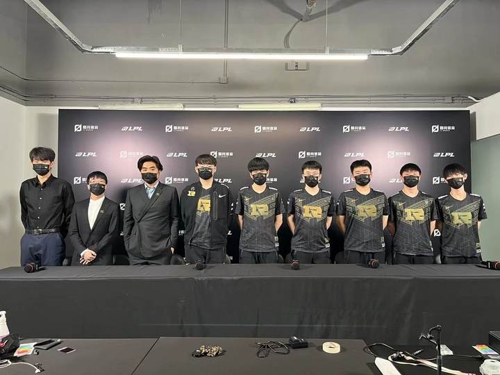 RNG赛后群访 Xiaohu：来到线下还是有点手感生疏吧 有点不习惯