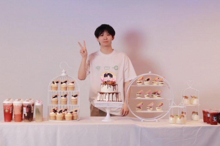 LNG生日返图：再一次祝我们LP小选手生日快乐呀