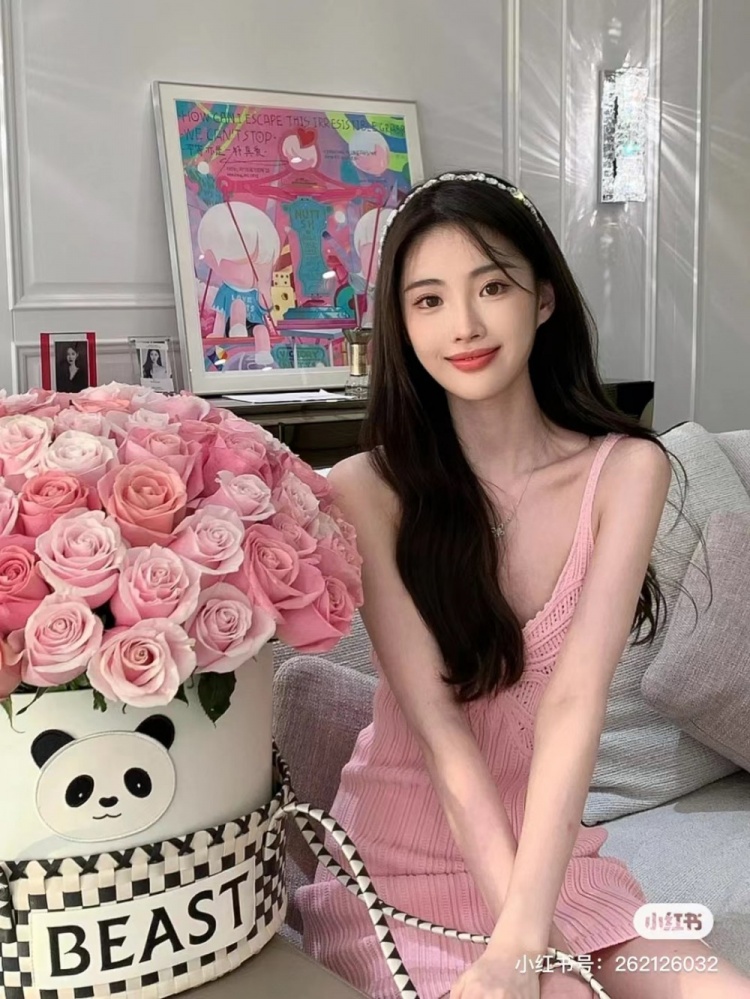 您俩是一家买的?Ming绯闻女友晒出与JKL女友同款七夕玫瑰花