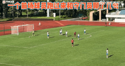 那个一脚踢向空气的足球少年让人心伤