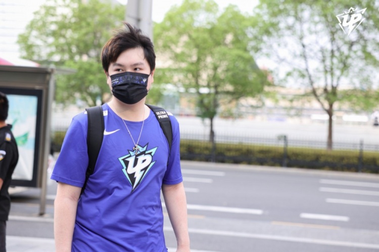 老东西真没金币啦！Zoom状态下滑 团战多次与队伍脱节