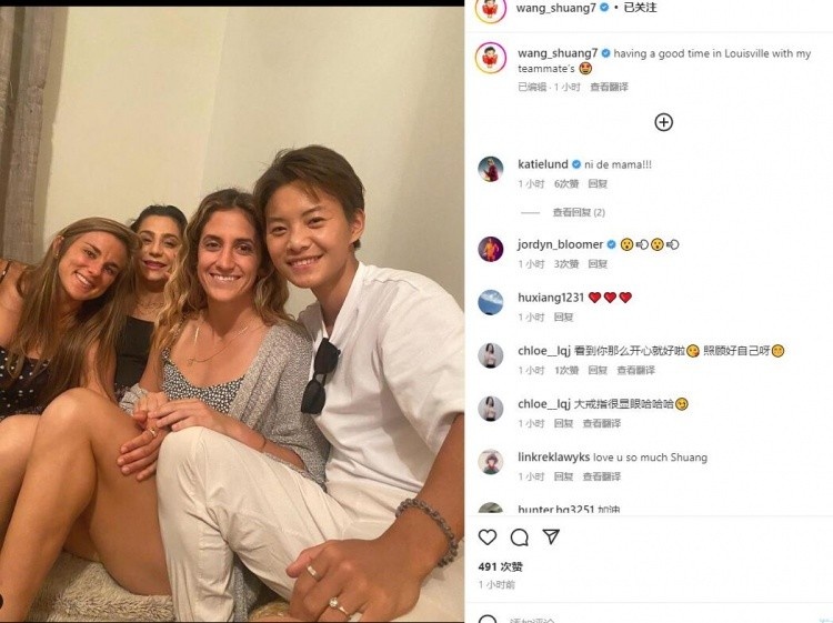 王霜晒与新队友合影:和我在路易斯维尔女足的队友玩得很开心