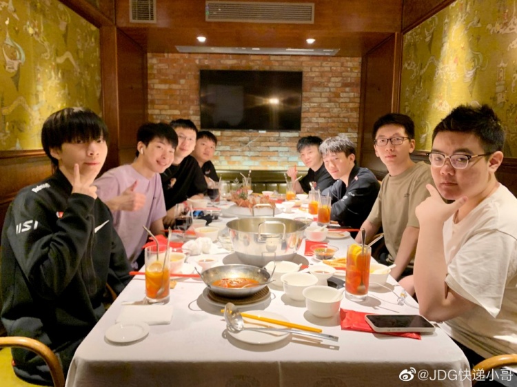 JDG超话粉丝晒选手夜宵照:赢了又能多吃一点
