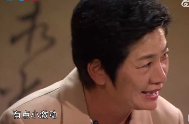 平凡却动人,水庆霞读丈夫来信落泪:有点小激动
