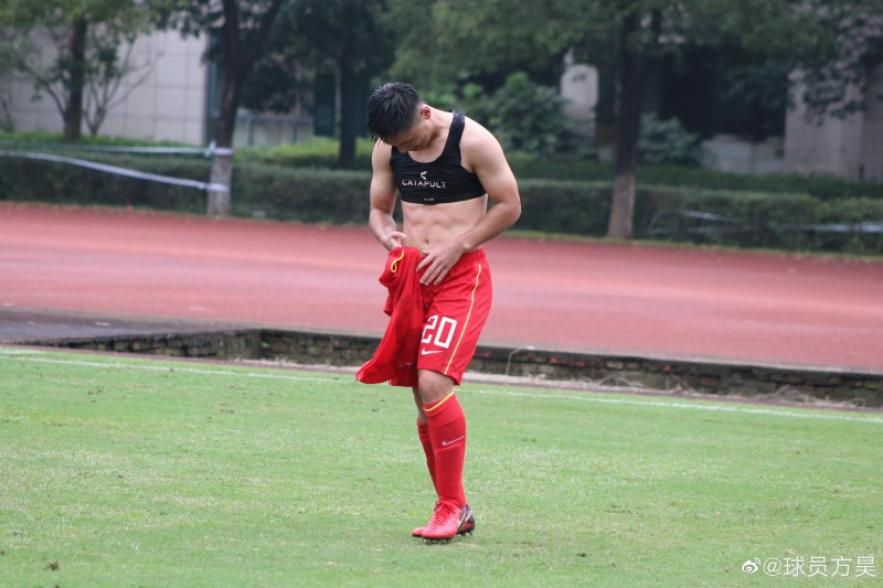 方昊更新社媒晒肌肉照:保持自律和野心,光明终将到来