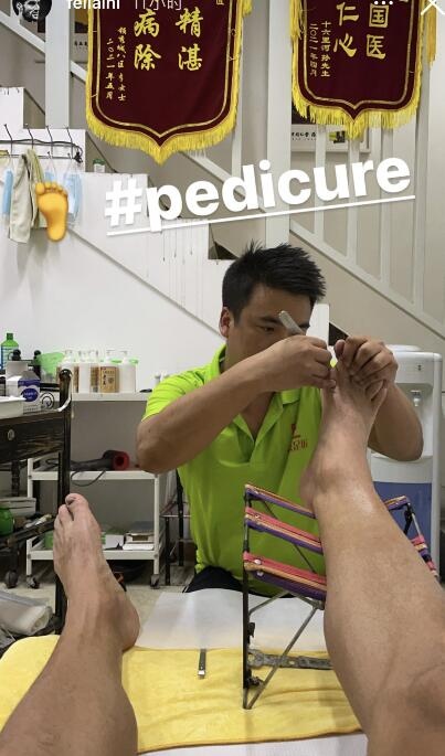 入乡随俗,泰山外援费莱尼个人社媒晒修脚照
