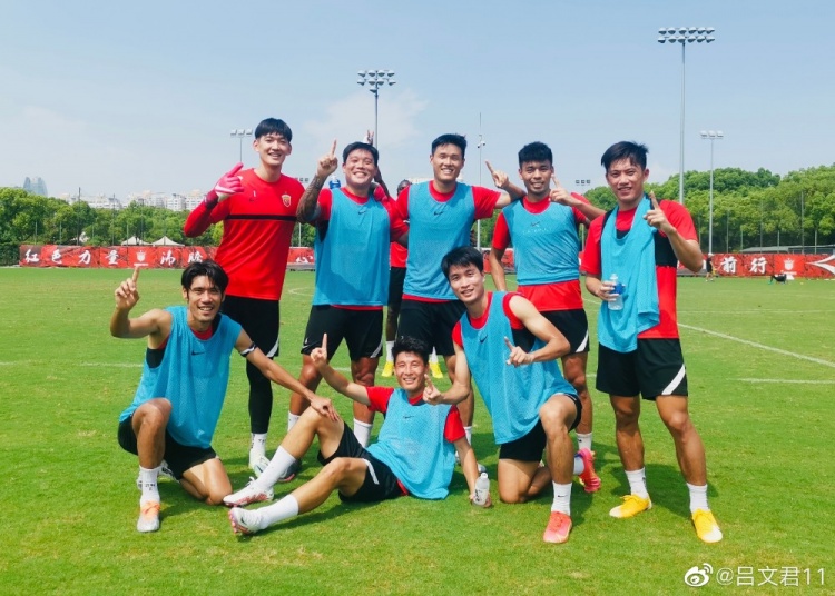 吕文君晒与武磊等队友训练照:气氛组今天到位了