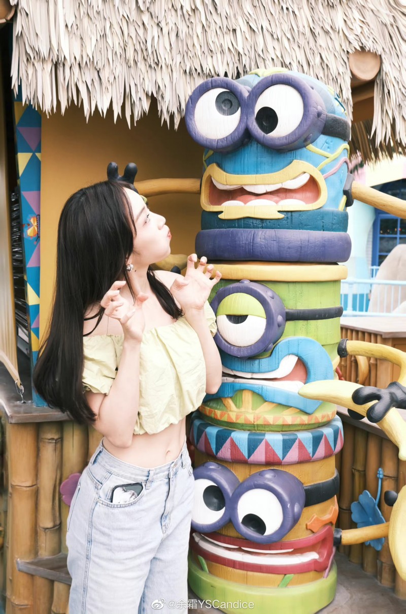 余霜晒出与管泽元同出游环球影城日常,配文:摄影师不容易~?