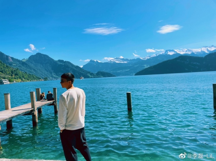 独在异乡为异客?李磊晒照:一个人的时候,老了,然后就疯了