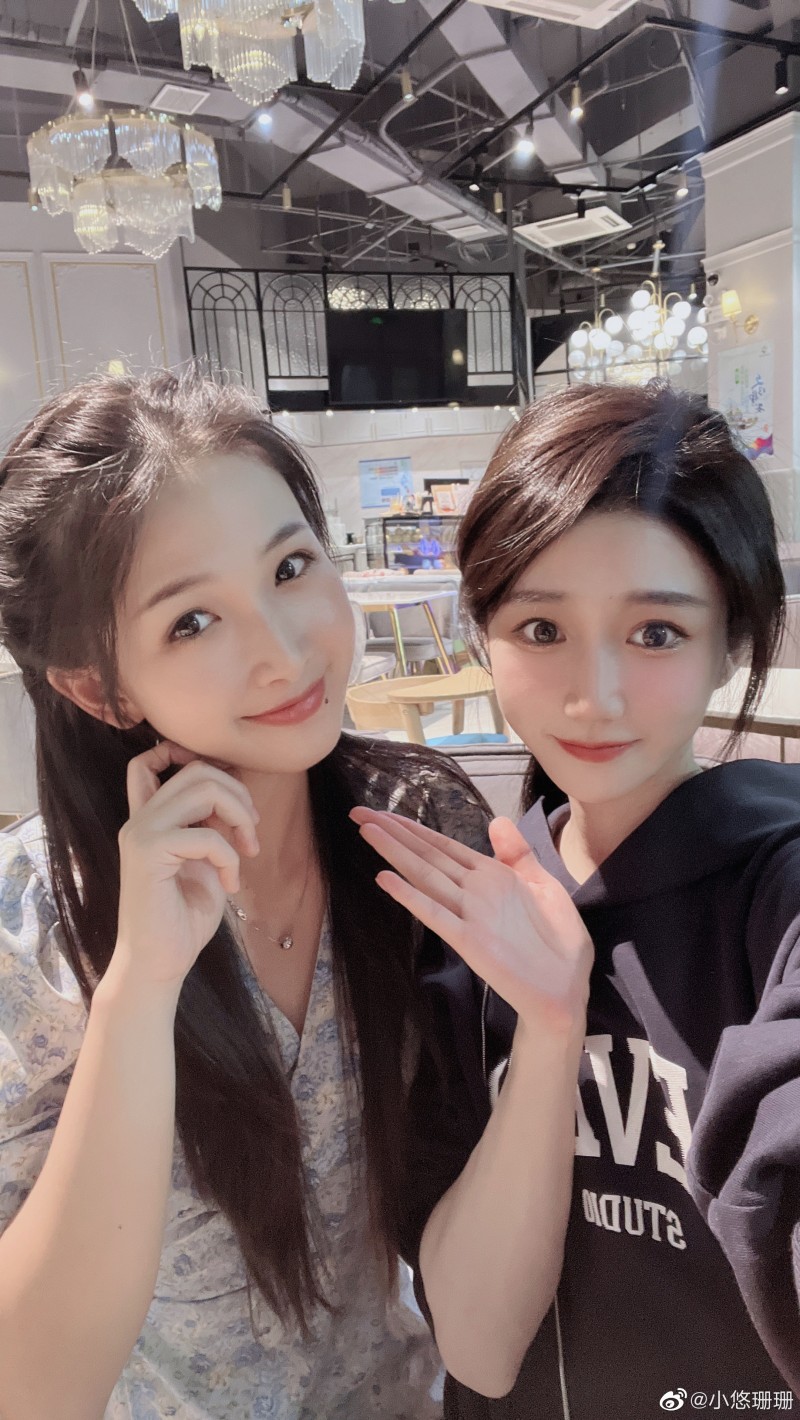 手游主持小悠珊珊晒照:笑起来巨甜永远18的美少女~