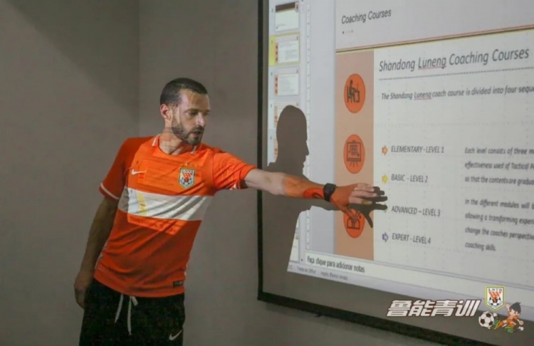 鲁能足校青训总监:若想熟练掌握足球技能,8到14岁要训练1万小时