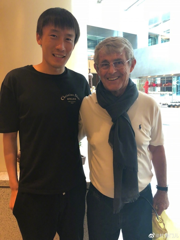 国足进世界杯21周年纪念日,杜威晒与米卢合影:您让我们实现梦想