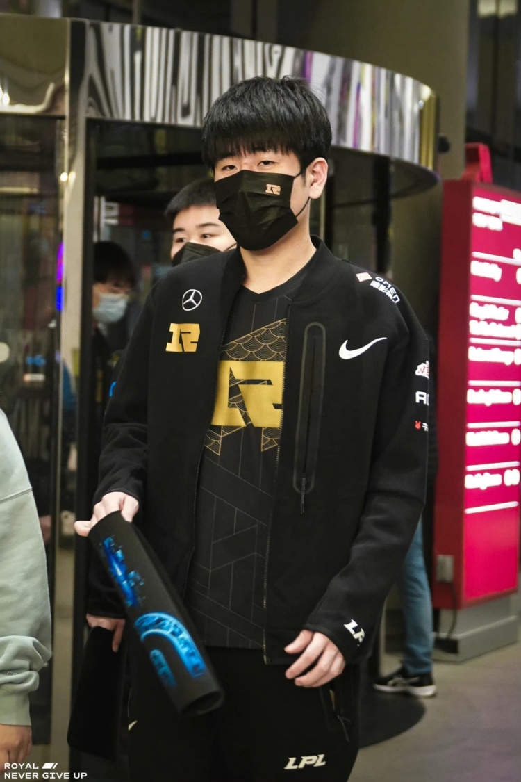 RNG赛前返图：鼓足干劲 稳稳拿下 加油！