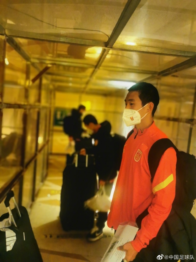 国足U17抵达广州驻地酒店,并按防疫规定集中隔离