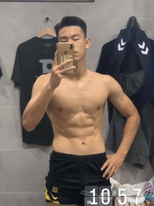 能给几分?有棱有角,留洋小将何小珂个人社媒大方分享身材