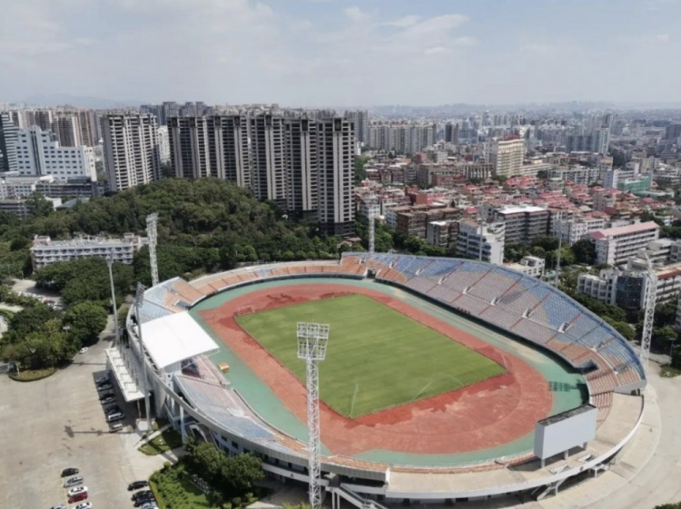 沪媒介绍晋江场地:足球训练中心是专业球场 中心体育场亦经改造