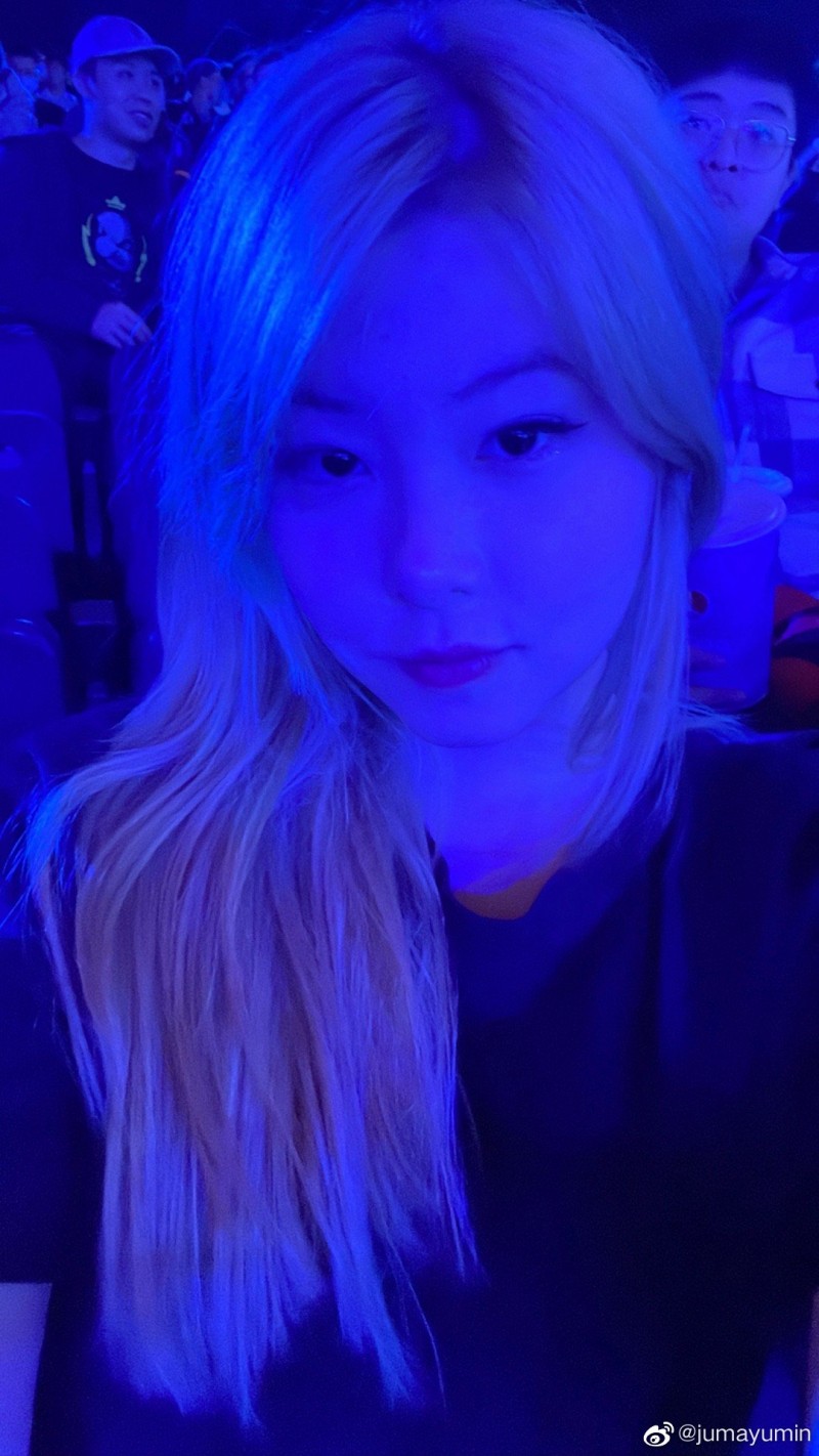 Mayumi更新微博晒照：在现场看JDG比赛！