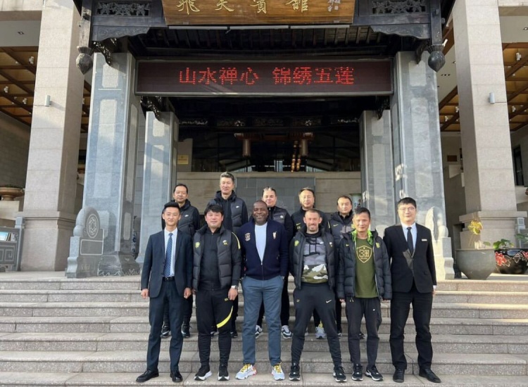 又去拜了?国安主帅斯坦利再次前往五莲山打卡