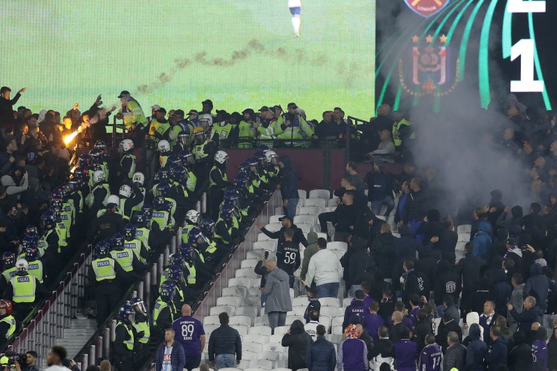 记者:由于球迷在西汉姆主场发生骚乱,安德莱赫特将被罚款5万欧