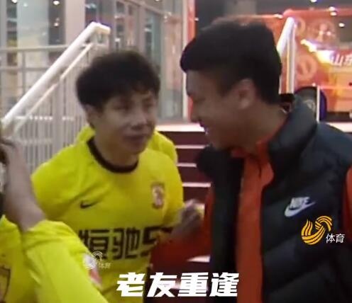 首次以对手身份回到济南奥体,蒿俊闵赛前与泰山队员握手拥抱