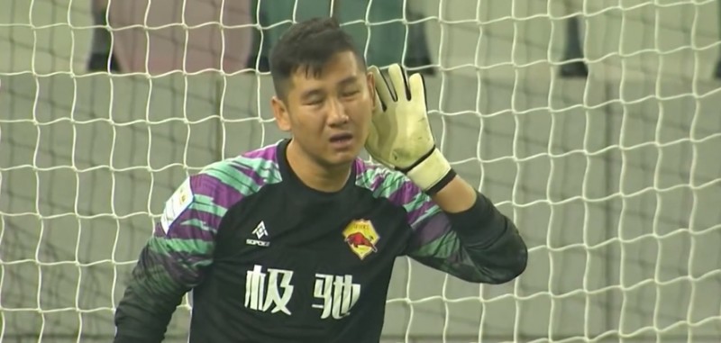 泾川文汇门将一战成名,首个主罚命中后鞠躬+成功守门后抚耳嘲讽