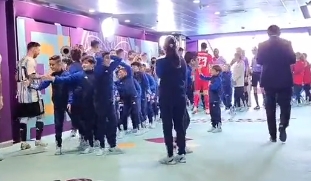 入场前，小球童看到梅西后尖叫+握手后抱头难以置信+激动跳跃