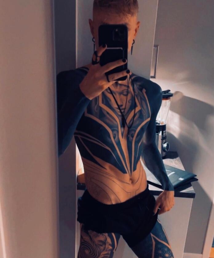Rekkles更新ins:双臂全黑,胸前、背后、腿部全是纹身?