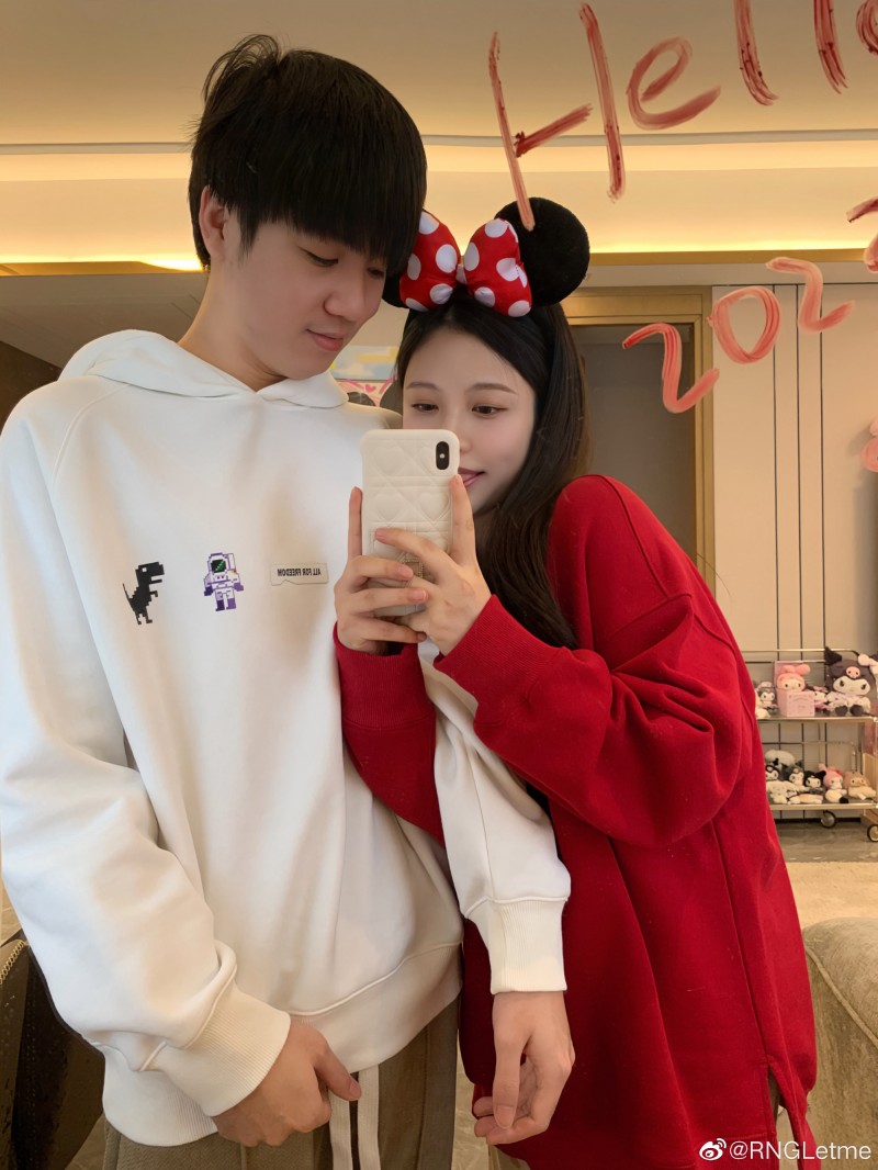 前职业选手Letme分享元旦日常：妻子在侧，身抱孩子给大家拜年