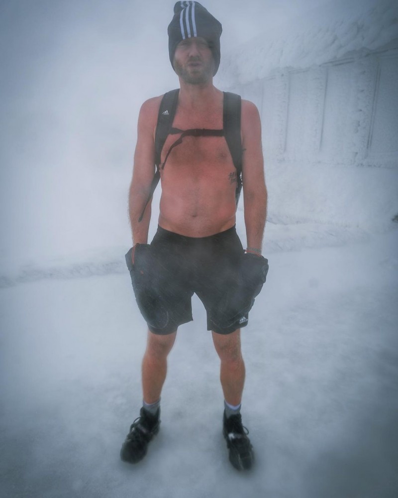 吧友们还记得他吗？前世界杯冠军成员许尔勒挑战半裸爬雪山