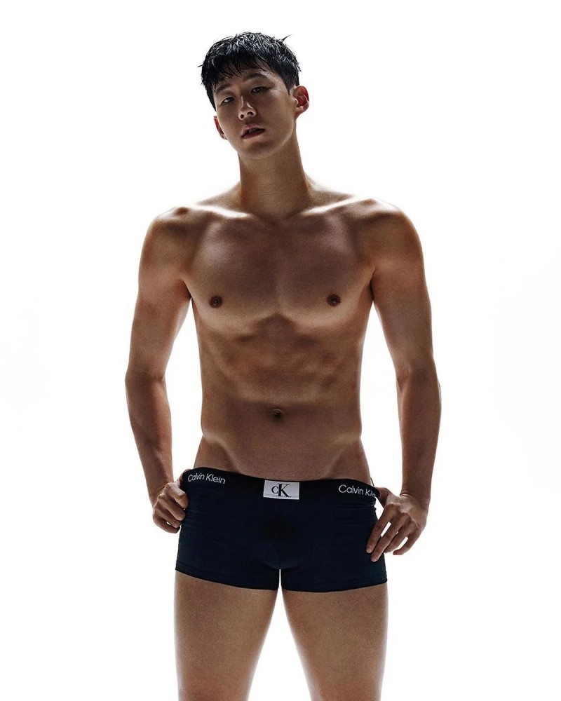 展现示完美身材??孙兴慜半裸为Calvin Klein拍摄内裤写真