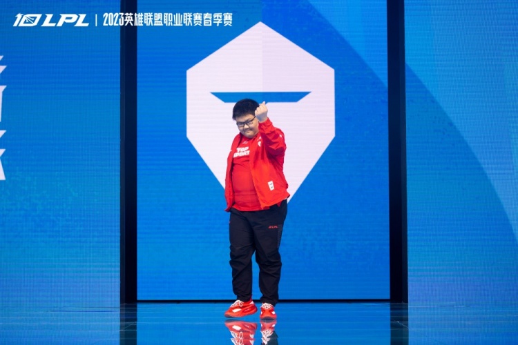 TES、iG两队选手出场动作返图:来自选手们的比心和玫瑰?